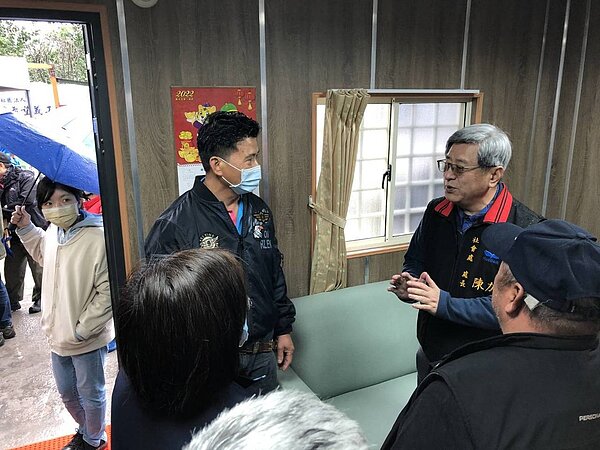 花蓮縣府開辦弱勢民眾住宅修繕計畫,社會處長陳加富(右)盼提供弱勢戶更好服務。圖/花蓮縣府提供