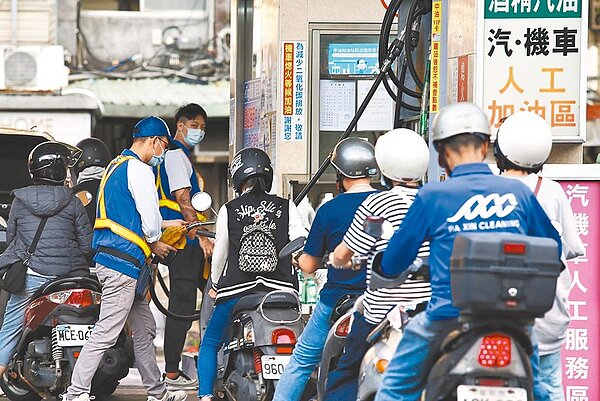 俄烏戰爭油氣價狂飆,中油表示,到2月整體累虧近600億,經濟部長王美花保證,不會讓中油破產。圖為中油加油站。圖/中時電子報資料照片
