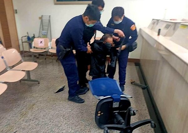 葉姓男子2月11日開保時捷跑車搶銀行，銀行行員對他丟椅子後，員警立即衝入銀行抓人。記者林保光／翻攝