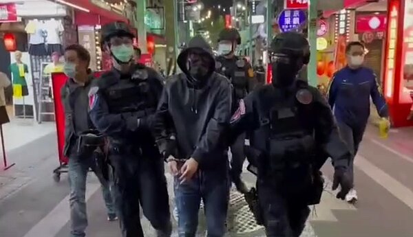 警方徒步在西門町將賴嫌逮捕回單位筆錄。圖/記者蔡翼謙翻攝