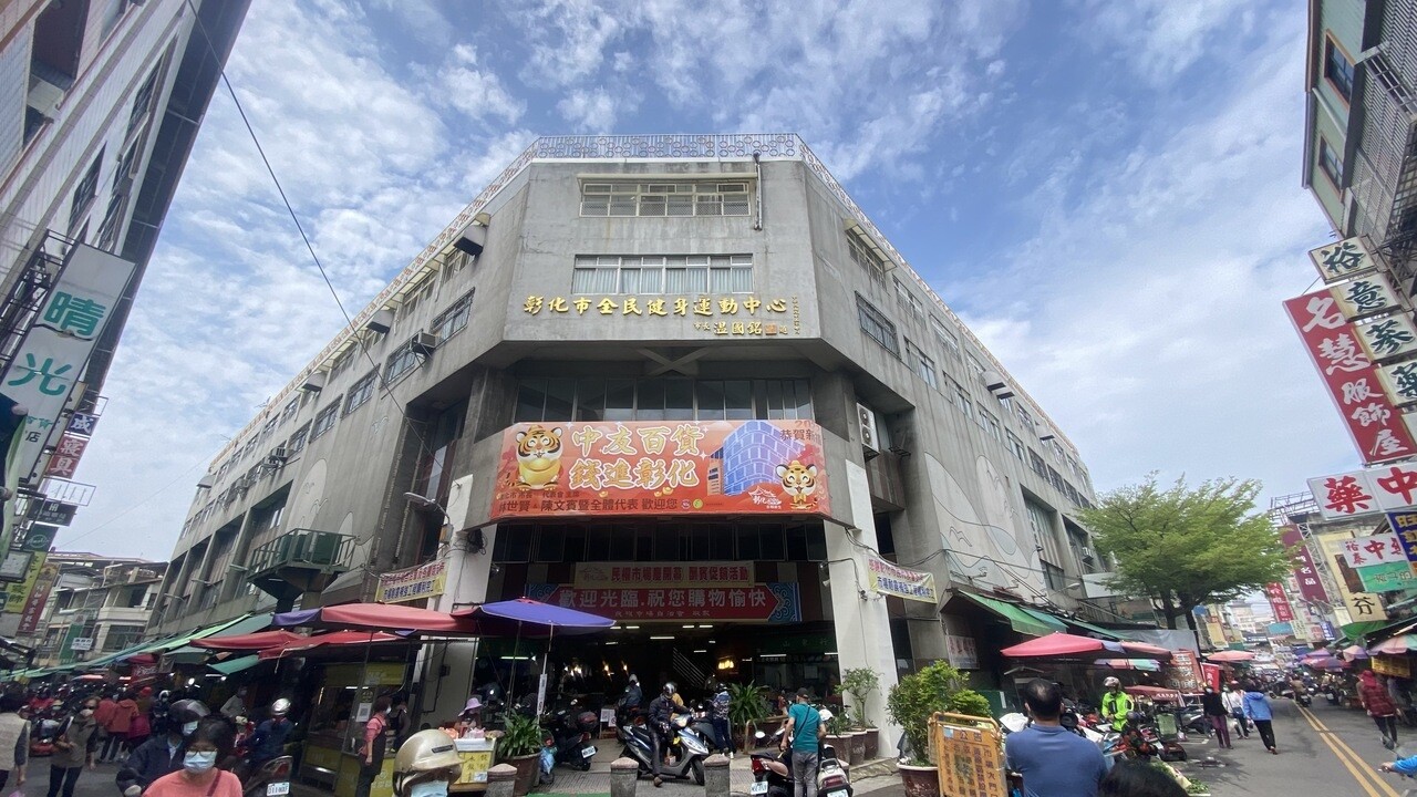 彰化市民權市場大樓補強工程近日全部完工，除一樓攤商已先行營業外，市長林世賢宣布市場2至4樓空間將在今年4月1日開放使用。記者劉明岩／攝影 