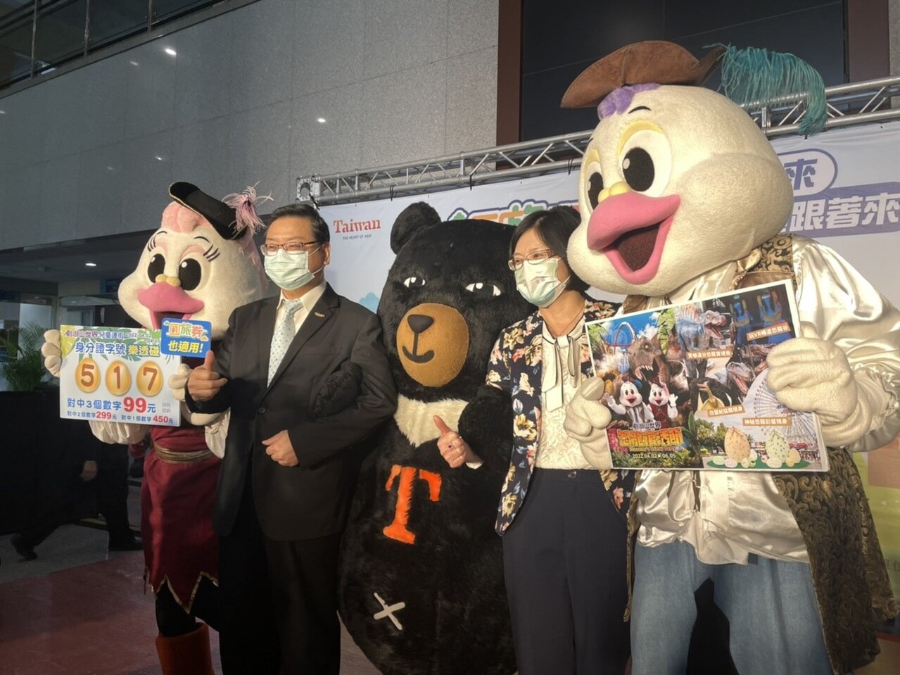 觀光局長張錫聰(左)說,國旅券4月30日截止使用。意味著沒有要延長。記者曹悅華/攝影