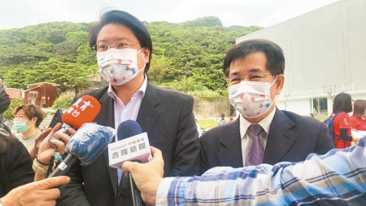 基隆市長林右昌（左）前晚與某確診員警近距離沒戴口罩合照，昨起居隔三天，不過，林右昌昨上午還和教育部長潘文忠（右）一起受訪，指揮中心建議潘須自主健康監測。記者游明煌／攝影 