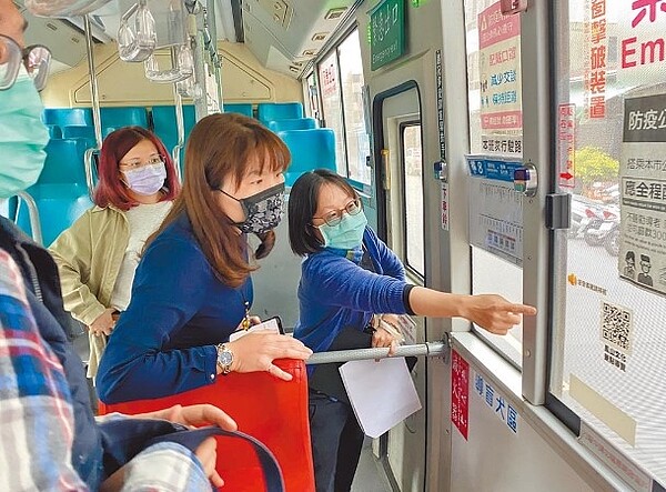 國民黨高雄巿議員李雅靜（右二）日前會勘整併鳳山線文化公車的橘8公車，建議導覽的QR Code從車窗上改到座椅後面。圖／李雅靜提供