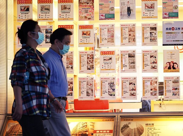 因應高房價,30年期房貸近年成為市場主流,雖然每月還款金額較少,但若遇到利率攀升,每月還款負擔將高於20年期房貸,專家建議宜先做好理財規畫。圖/聯合報系資料照