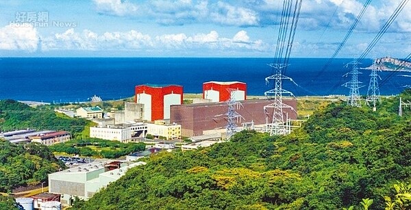 核二廠2號機2月26日起進行期末大修作業,原本預估工期40天,因日前大停電、供電吃緊,決定2號機提前上陣。圖為核二廠。圖/台電公司提供