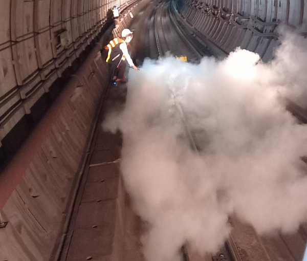 北捷3月11日當天發生軌道絕緣基鈑失火,對外聲稱4分鐘就排除,但卻被踢爆實際上花了57分鐘才完全滅火,過程中有16班列車不顧旅客安全直接通過火源,北市議員苗博雅轟北捷只為不誤點罔顧旅客安全。圖/北捷提供