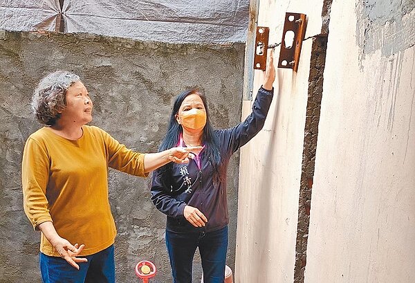 彰化縣和美鎮黃金地段上的仁安路125巷22戶連棟住宅,集體龜裂,住戶抗議是隔壁空地蓋大樓牽動。(賴清美提供/吳敏菁彰化傳真)