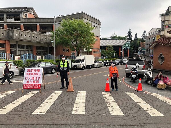 清明掃墓萬金石恐湧人車潮，警啟動交管提醒避塞車時段。圖／金山警分局提供