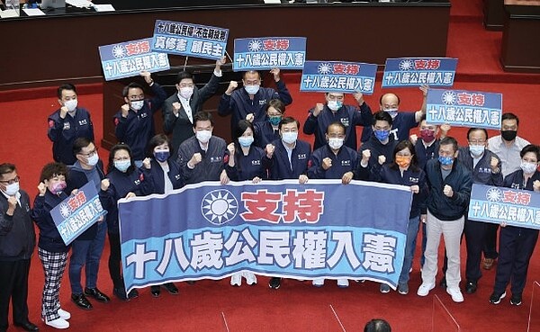 立法院25日院會三讀通過18歲公民權修憲案,國民黨團在議場內拉布條拍照紀念。圖/中時電子報
