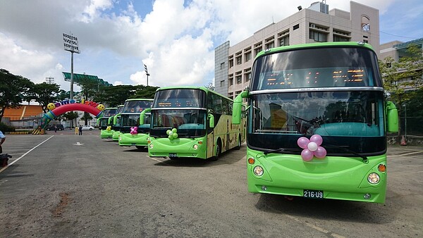 嘉義縣公車處肩負公共運輸任務，每年靠公路總局及縣府補貼，油錢漲不停又缺司機，咬牙苦撐。圖／嘉義縣公共汽車管處提供