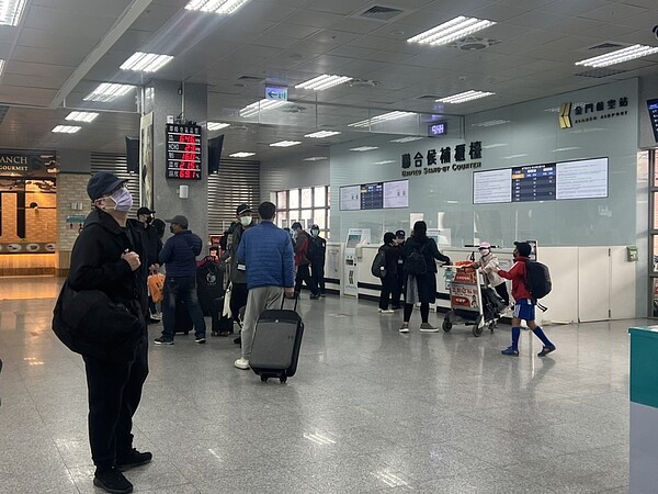 金門尚義機場的聯合候補櫃臺前,也湧現等待候補的民眾。記者蔡家蓁/攝影