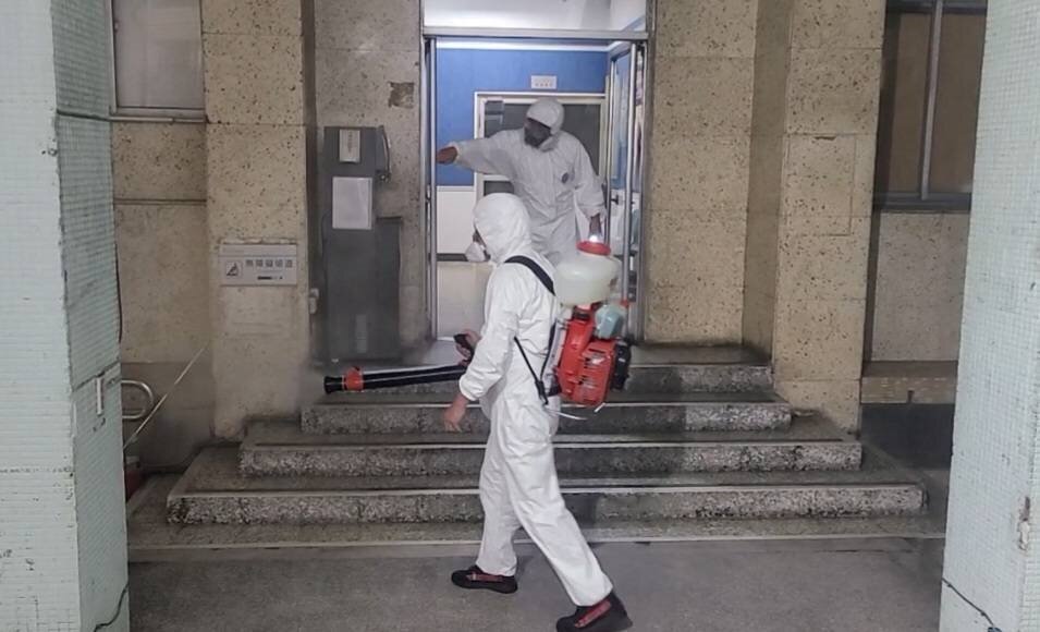 市政府昨天晚上也進行大消毒,消毒人員各樓層、樓梯間、市長室、各科室等都消毒一遍。記者游明煌/攝影