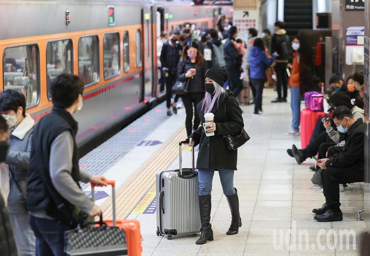 新北市衛生局公布確診者足跡,確診者曾搭乘高鐵、台鐵往返桃園、台中、高雄。圖為台鐵示意圖。記者余承翰/攝影