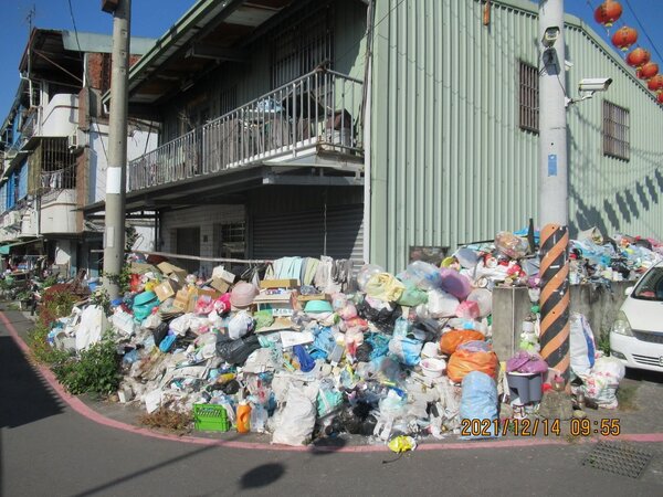 民眾將資源回收物堆放在住處，如同垃圾場，影響環境衛生。圖／南投縣環保局提供