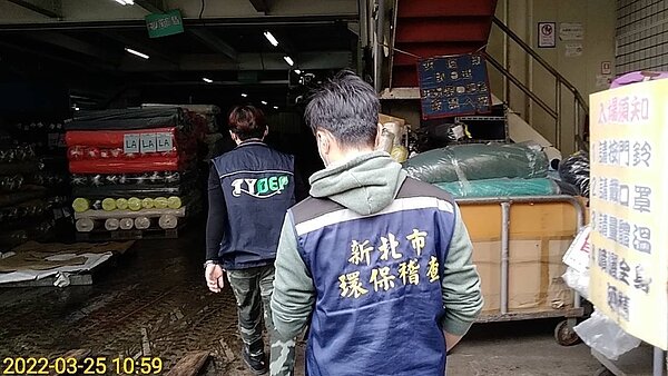 稽查人員於交界處會合並擬定追蹤方案,分頭沿線巡查,發現汙水來自鶯歌區資源回收廠。圖/新北市環保局提供