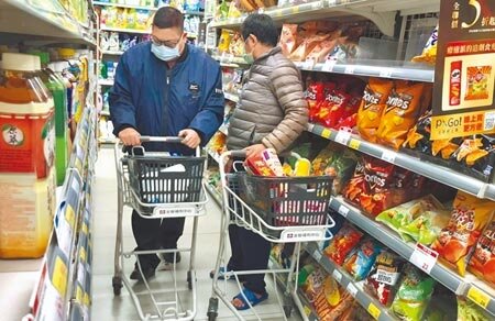 人力銀行最新調查顯示,上班族外食費每月總花費為7394元,換算下來一天外食費246元,油價飆漲,每月的通勤總花費也飆破3000元大關。圖為民眾逛街購物。(本報資料照片)