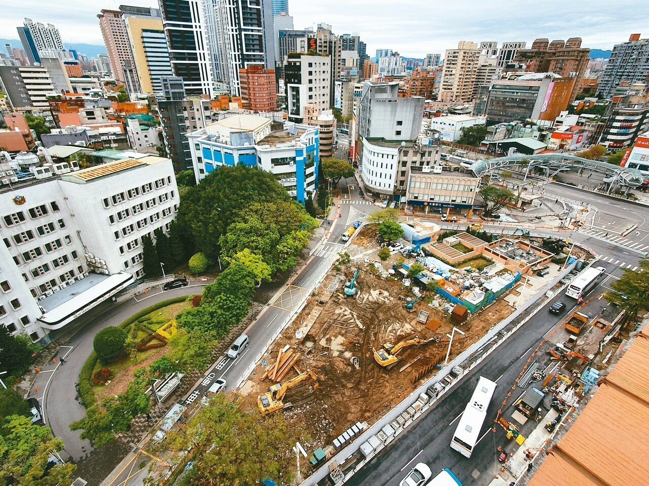 府中路中間原有機場停車場，目前已被拆除。記者李定宇／攝影 
