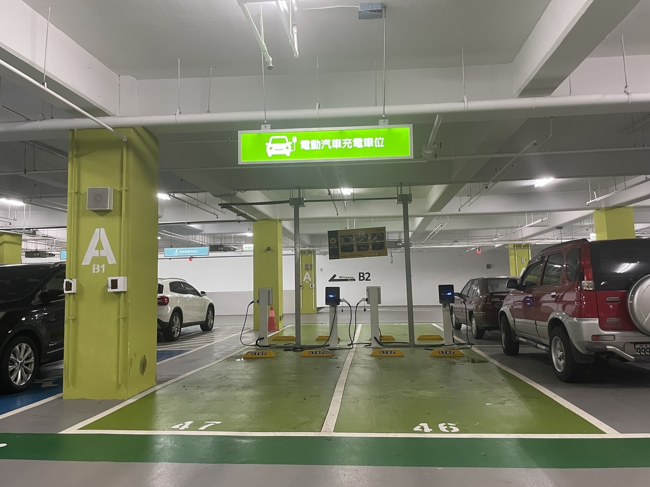 新竹市赤土崎停車場設4格電動汽車充電車格與充電樁，可免費充電。記者張裕珍／攝影 