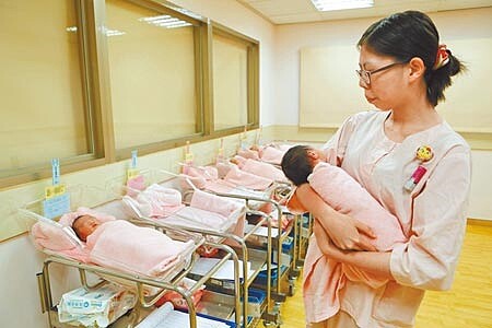 專家建議,新婚夫妻對於生育要及早做好規畫,只要維持規律性生活一年內無懷孕,就應前往生殖醫學中心檢查,才不會錯過自然受孕的黃金期。(本報資料照片)