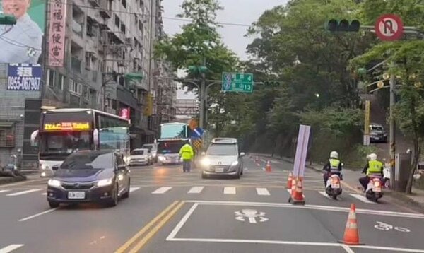 清明北海岸掃墓車潮多,基金二三路調撥車道見成效。圖/警方提供