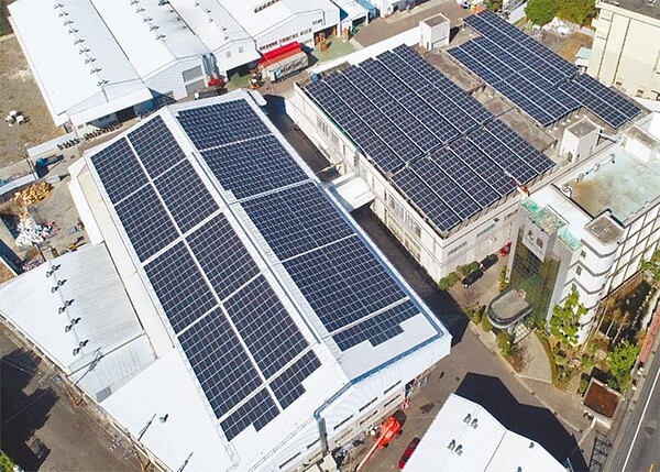 衝太陽光電,政府擬強制未來新建大樓、老建築擴建要裝設光電板。圖為太陽光電板。圖/台中市政提供