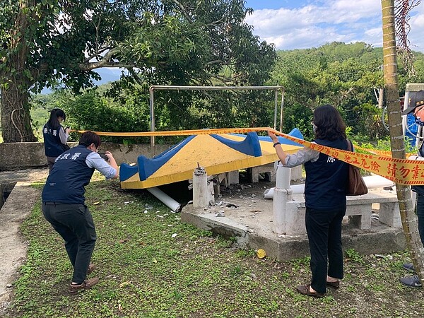 23日凌晨發生的規模6.6大震,震垮花蓮玉里文健站涼亭,檢警廉昨到現場勘查,將釐清是否涉及公共工程弊案。圖/記者王燕華翻攝