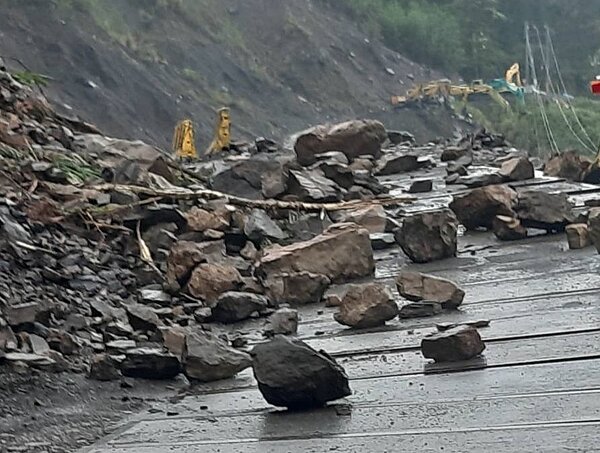 南投仁愛投89線力行產業道路15.8K翠巒路段昨又落石坍方,因山區天候不佳,至今仍無法搶通。圖/讀者提供