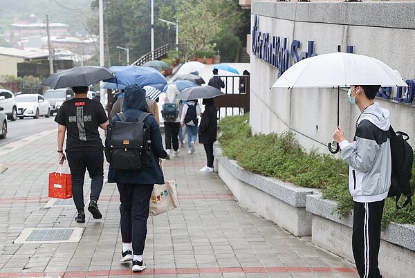 基隆二信中學傳出有3名學生確診,校方依衛生局防疫規定,緊急召回三千多名師生回校進行檢測。記者余承翰/攝影