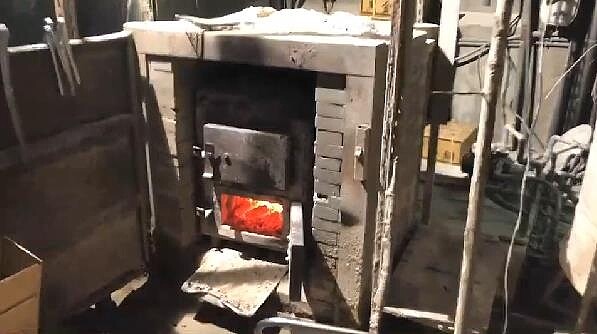 議員耿葳接獲居民陳情,大安區烤肉巷內一處法定空地,長期遭違法占用放置大型火爐,加上旁邊有4座大型變電箱、數十輛機車停放,居民憂恐成不定時炸彈。圖/議員耿葳辦公室提供