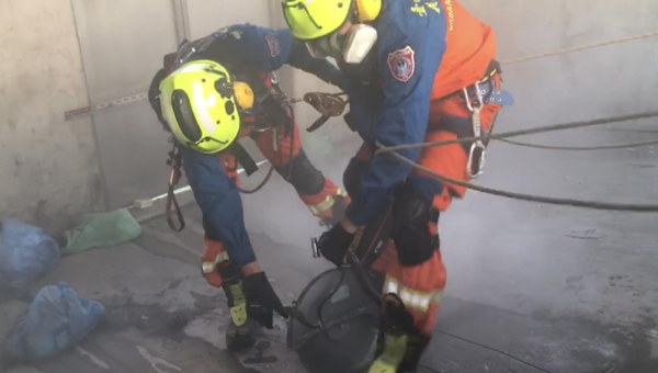 台南特搜人員難得在待拆建物實境模擬破壞樓地板等訓練，參訓人員直呼，這是很難得的經驗。記者邵心杰／翻攝