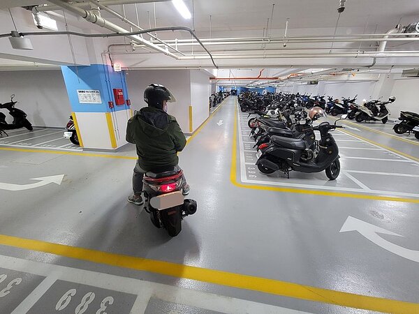 一名網友在臉書社團貼出在竹北遠百停車場,因標示錯誤導致騎不出停車場的窘境。圖/摘自臉書社團「新竹大小事」