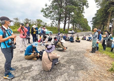 
台東保育團體27日邀請民眾到知本溼地展開環頸雉大調查，活動後分享所見所聞。（莊哲權攝）
