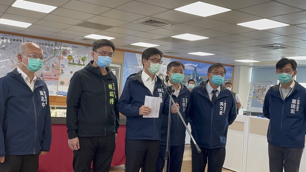 高雄市長陳其邁（左三）在大林蒲遷村說明會後聯訪。記者徐如宜／攝影 