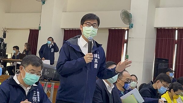 市長陳其邁（站立者）強調，會溝通到民眾滿意。記者徐如宜／攝影 