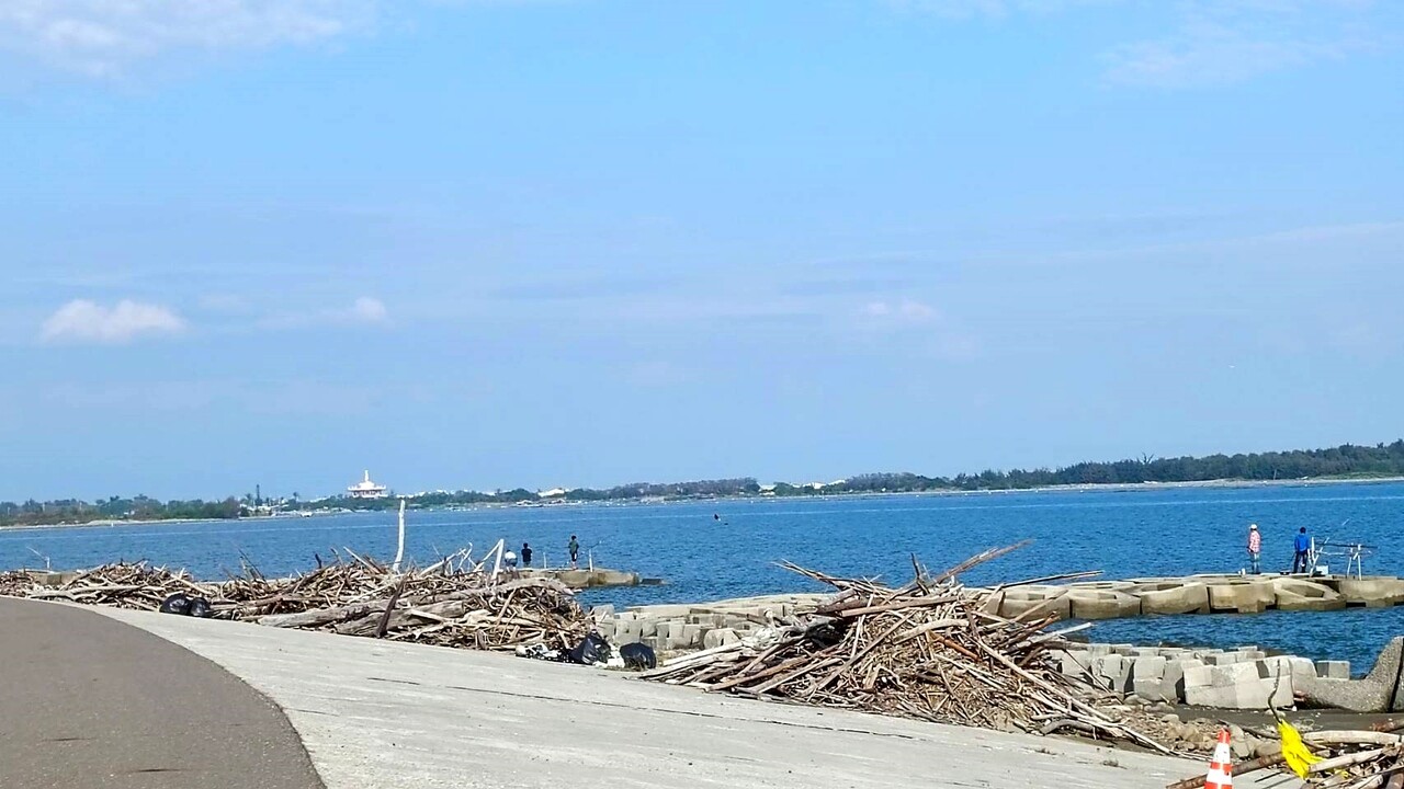 台61線西濱快速公路曾文溪橋工程招標三度流標,地方憂心波及通車時程,圖為預定跨越曾文溪口出海口現況。記者謝進盛/攝影