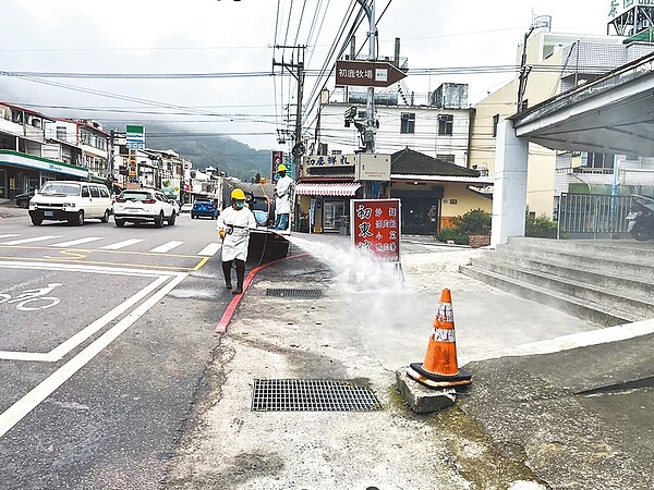 台東縣26日深夜新增1例COVID-19確診個案，衛生局緊急匡列密切接觸11人並徹夜採檢，再檢出3人陽性；環保局消毒防疫大隊27日上午針對相關足跡完成消毒。（台東縣政府提供）