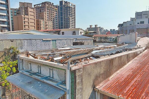 中和南山路頂加兩層違建內部改裝隔成多間套房出租使用,拆除大隊已強拆完畢,後續向屋主收取拆除費用約27萬元。(新北市工務局提供/陳慰慈新北傳真)