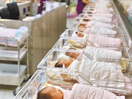 台灣少子化,還面臨新生兒死亡率偏高的問題,醫師指出,產婦偏高齡、生產時新生兒科醫師在場比率太低,是台灣新生兒死亡率高的主因。(本報資料照片)