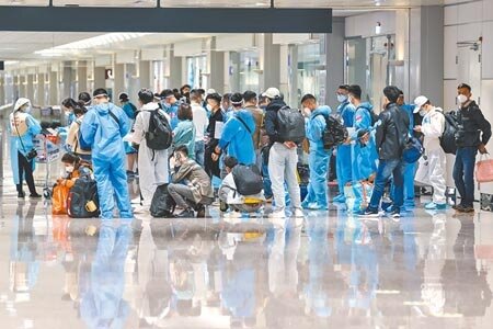 
本土疫情拉警報，桃園大潭電廠工廠爆發移工群聚感染，讓移工防疫管理問題受重視。圖為桃園機場入境新移工。（陳麒全攝）
