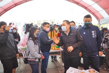 
新北市長侯友宜27日上午前往淡水聖賢祠視察防疫及骨灰骸搬遷進度。（葉書宏攝）
