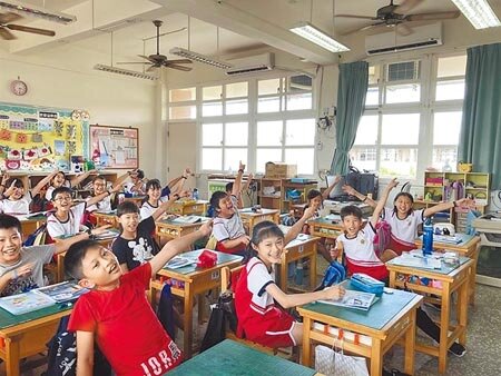 雲林縣府2020年率全台之先完成國中小教室全面裝冷氣,使學生在酷夏也能好好學習,冷氣機目前仍在分期付款中。(本報資料照片)