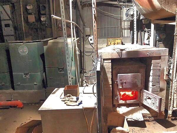 台北市議員耿葳接獲居民陳情,大安區巷內一處法定空地,兩年來遭違法占用建置磚造火爐,旁邊還有4座大型變電箱、數十輛機車停放,讓居民擔心會造成公安意外。(耿葳提供/黃婉婷台北傳真)