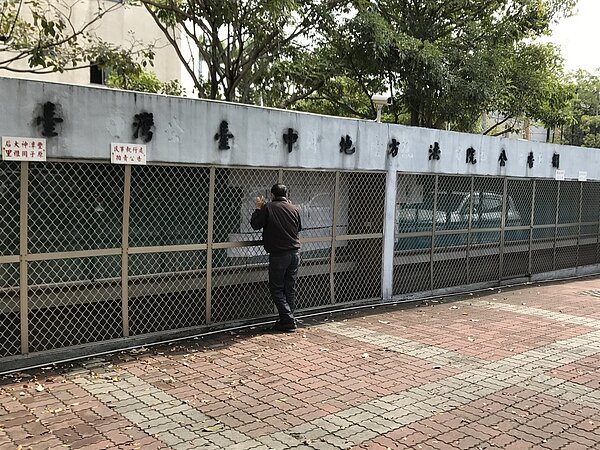 台中市陳姓男子在前年間佯裝瓦斯工替人更換管線，台中地院依偽造文書，判拘役30天，可易科。圖／聯合報系資料照