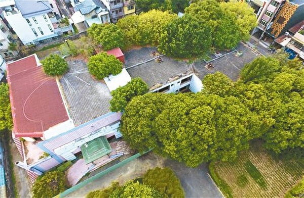 聯勤招待所是老台中人記憶中「洋派」的場域,閒置15年。圖/社會局提供