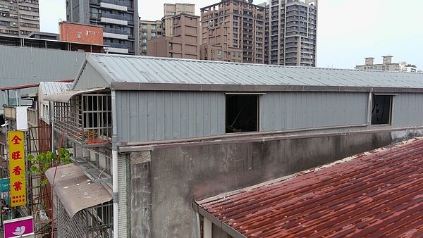 中和區興南路頂加套房違建強制拆除前情況。圖/新北工務局提供