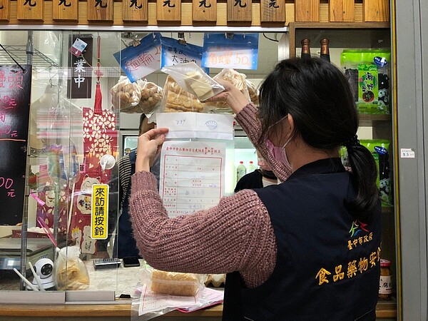 清明節前，台中市食品藥物安全處稽查，前往各大生鮮賣場、傳統市場、製造業、烘焙食品行與雜貨商店稽查祭祖食材，在213件抽查食品中，發現2件花生粉黃麴毒素超標。圖／台中市政府提供