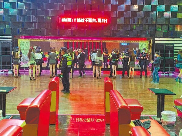 台南市警方同步稽察110家休閒娛樂場所防疫違規。（讀者提供／程炳璋台南傳真）