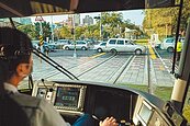 公車停等紅燈擋輕軌　恐遭裁罰