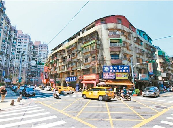 基隆市政府輔導仁愛區成功市場旁聯宏社區自主辦理都市更新,連5周召開說明會。圖/基隆市政府提供